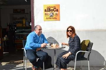 Desayuno en una cafetería de San Juan entre Carmen Hernández y Juan Martel (Foto TA)